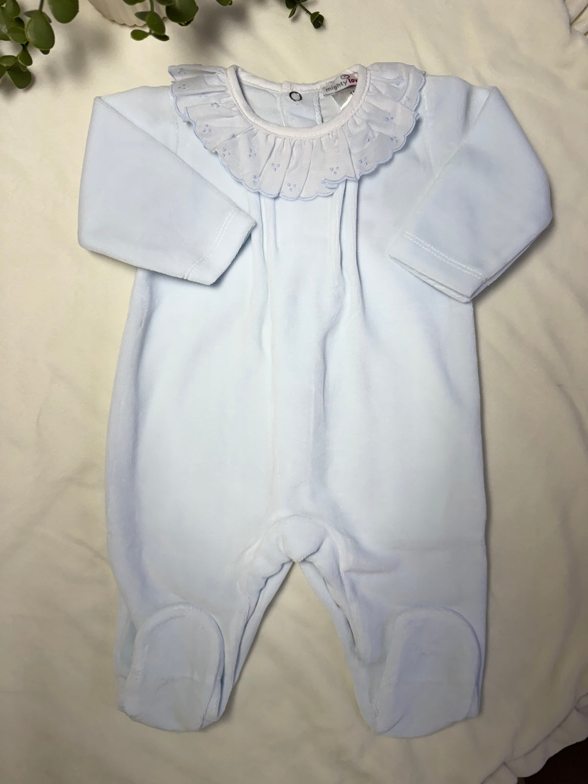 Babygrow  Laminado de Gola em Bordado Inglês - Mighty Love