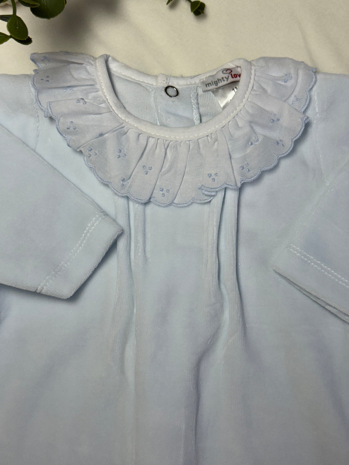 Babygrow  Laminado de Gola em Bordado Inglês - Mighty Love