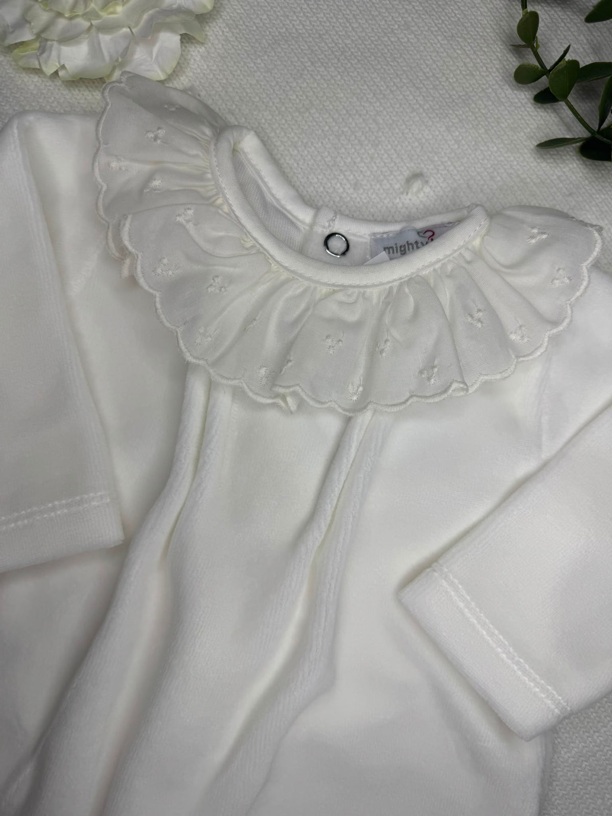 Babygrow  Laminado de Gola em Bordado Inglês - Mighty Love