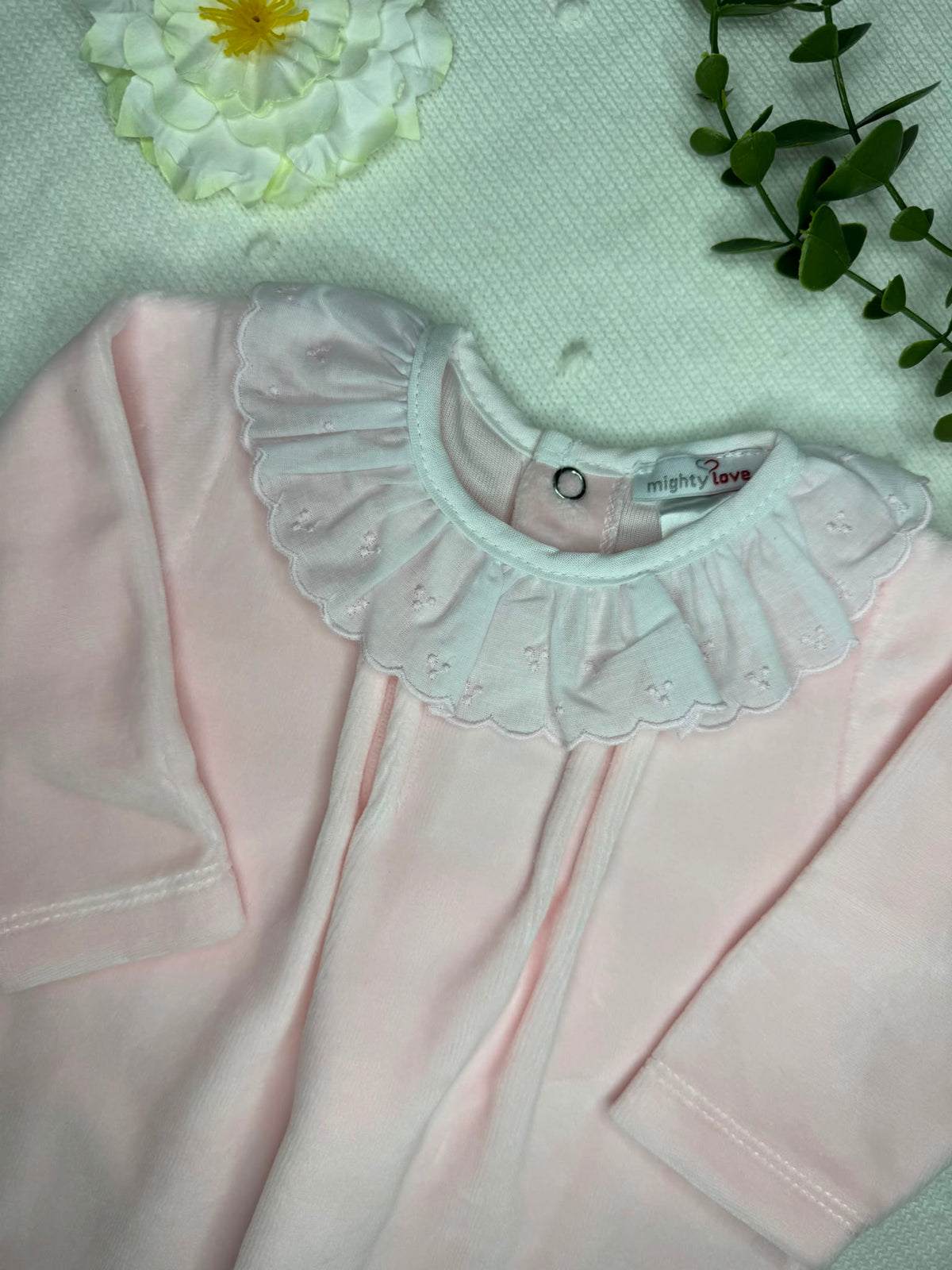 Babygrow  Laminado de Gola em Bordado Inglês - Mighty Love