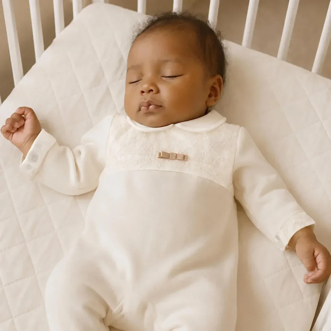 Babygrow Laminado Bordado Inglês | Bege