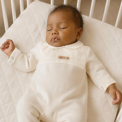 Babygrow Laminado Bordado Inglês | Bege